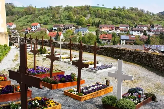 Die Holzkreuze auf dem Friedhof von Ailringen