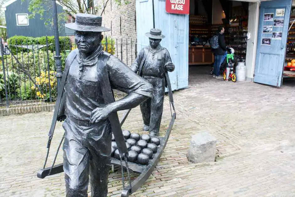 ... und die Käseträger auf dem Käsemarkt in Edam sind aus Metall - edam holland sehenswürdigkeiten