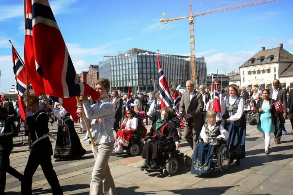 Auch blinde und behinderte Kinder nehmen an der Parade in Oslo teil