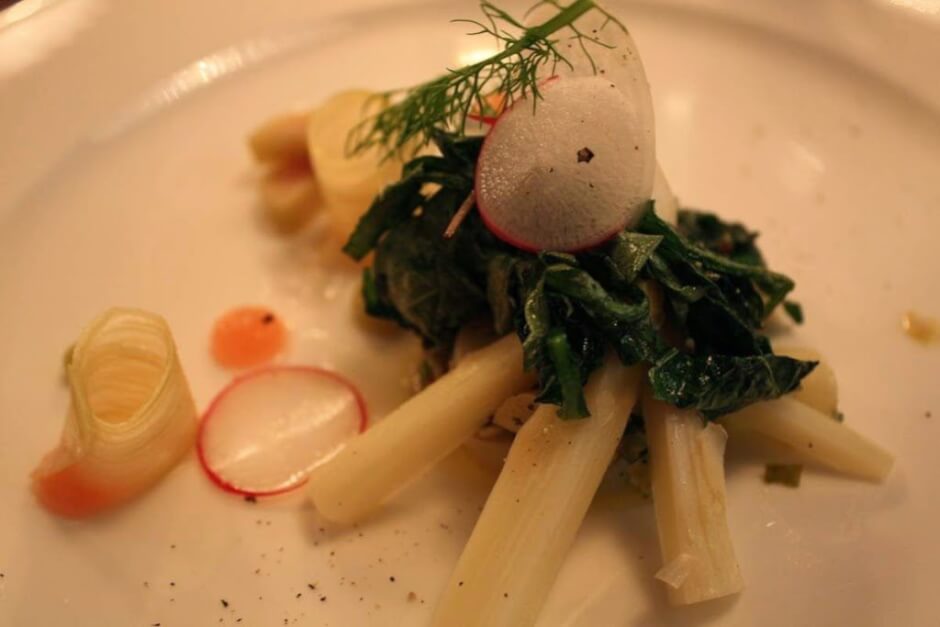 Spargel mit Löwenzahn