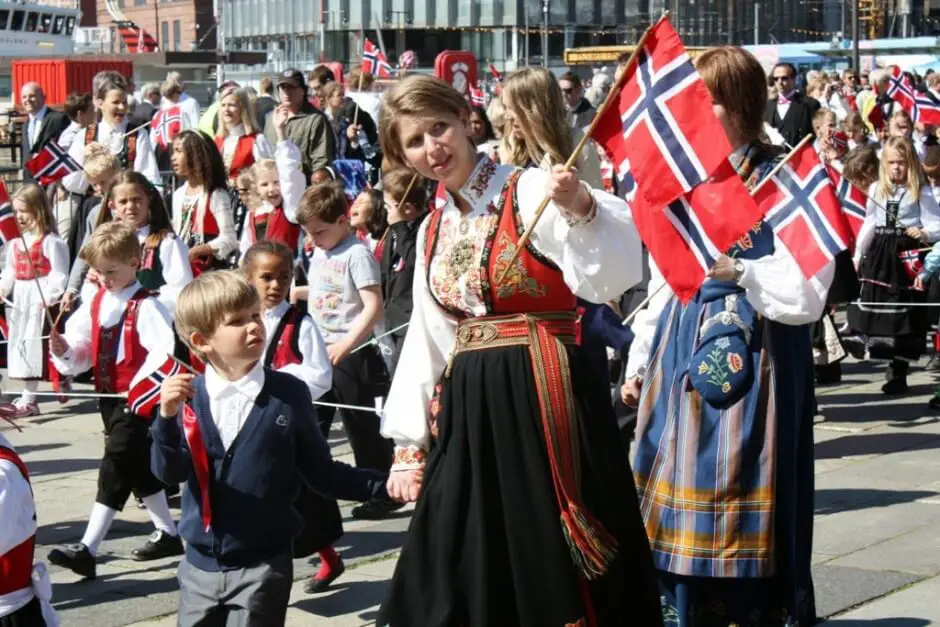 Die Parade der Kinder - so feiert man in Norwegen den Nationalfeiertag