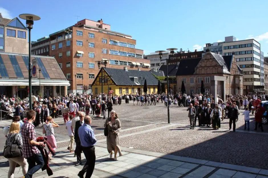 Die ganze Stadt ist unterwegs zur Parade