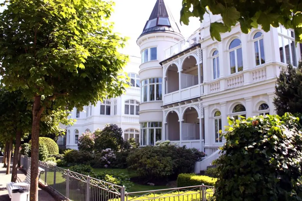 Weisse Bäderarchitektur Sehenswürdigkeiten im Ostseebad Binz auf Rügen