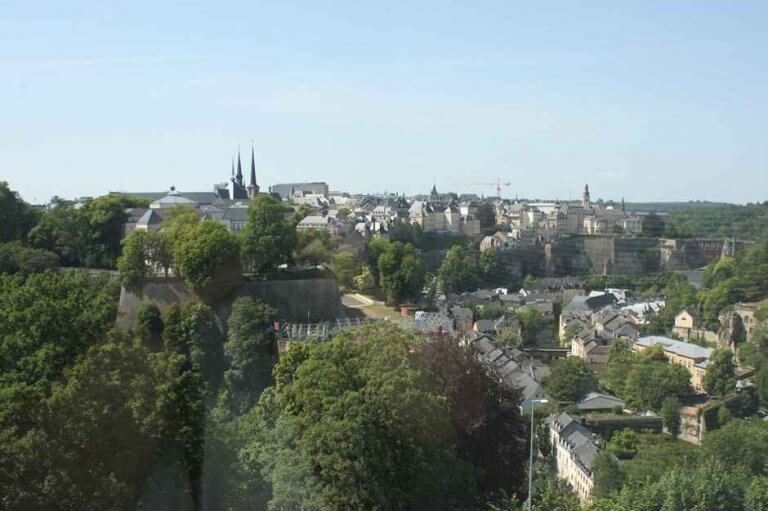 Ein Hotel in Luxembourg City mit Aussicht auf die Altstadt