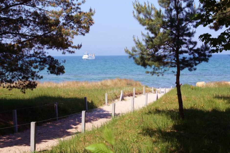 Wellness an der Ostsee auf einem Spaziergang am Strand