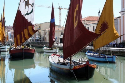 Historische Segelschiffe am Kanal von Cesenatico