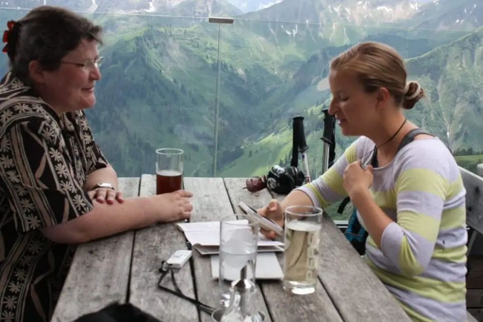 Wanderer genießen die Aussicht vom Walmendingerhorn im Kleinwalsertal