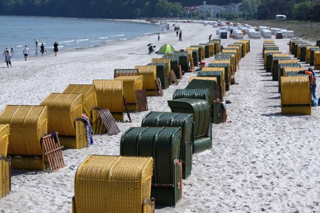 Strandkörbe in Gelb und Grün am Strand im Seebad Binz