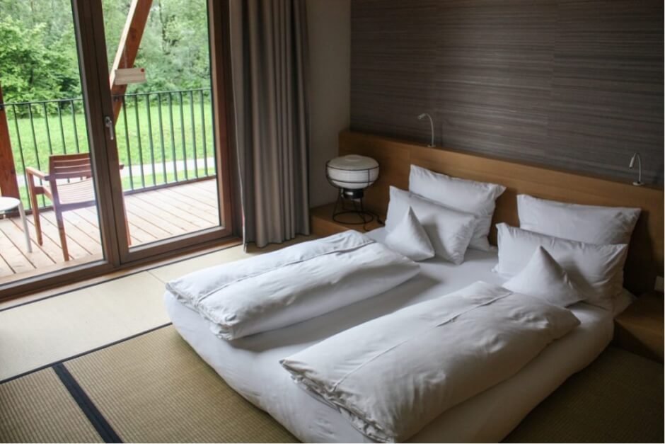 Bett in der Japan Suite im Bora Hot Spa Resort