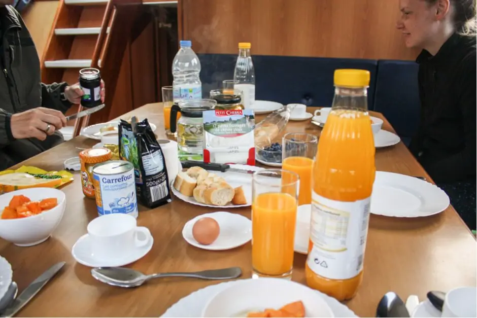 Houseboat tips and tricks for beginners - our breakfast table