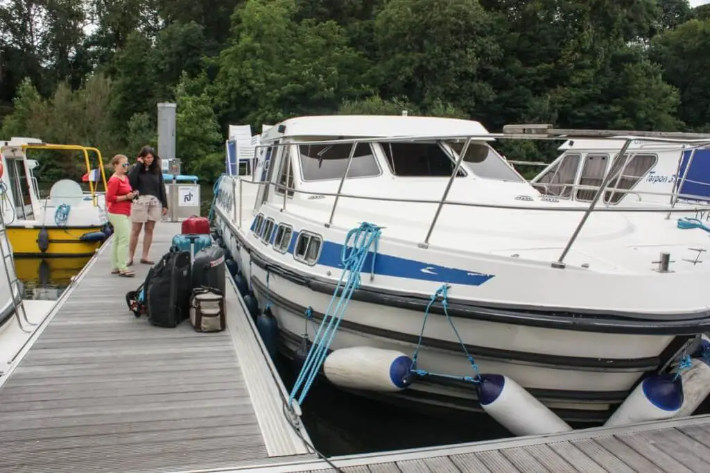 Wir laden das Gepäck ein in unser Hausboot auf der Mayenne