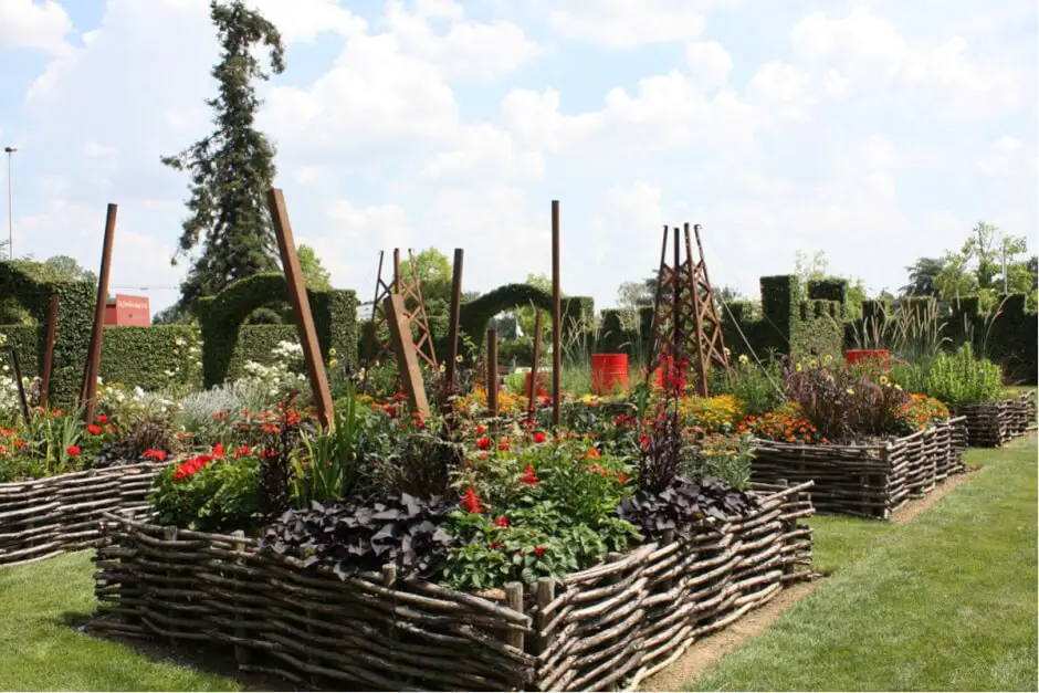 Hochbeete im Mittelaltergarten in Château-Gontier an der Mayenne in Frankreich