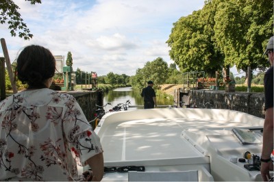 Mit dem Hausboot in der Schleuse