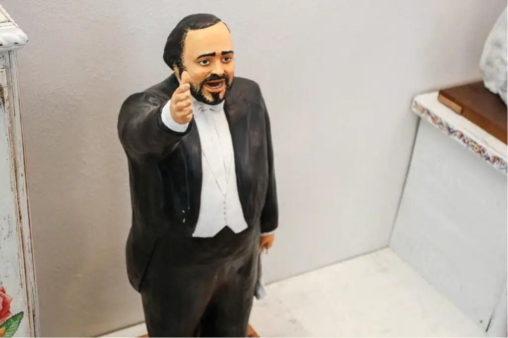 Not only Elvis lives in this museum, but also Luciano Pavarotti