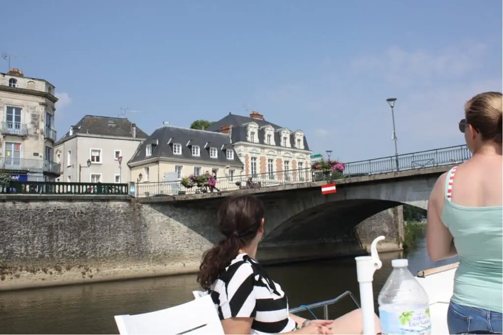 By houseboat under the bridges of Château-Gontier