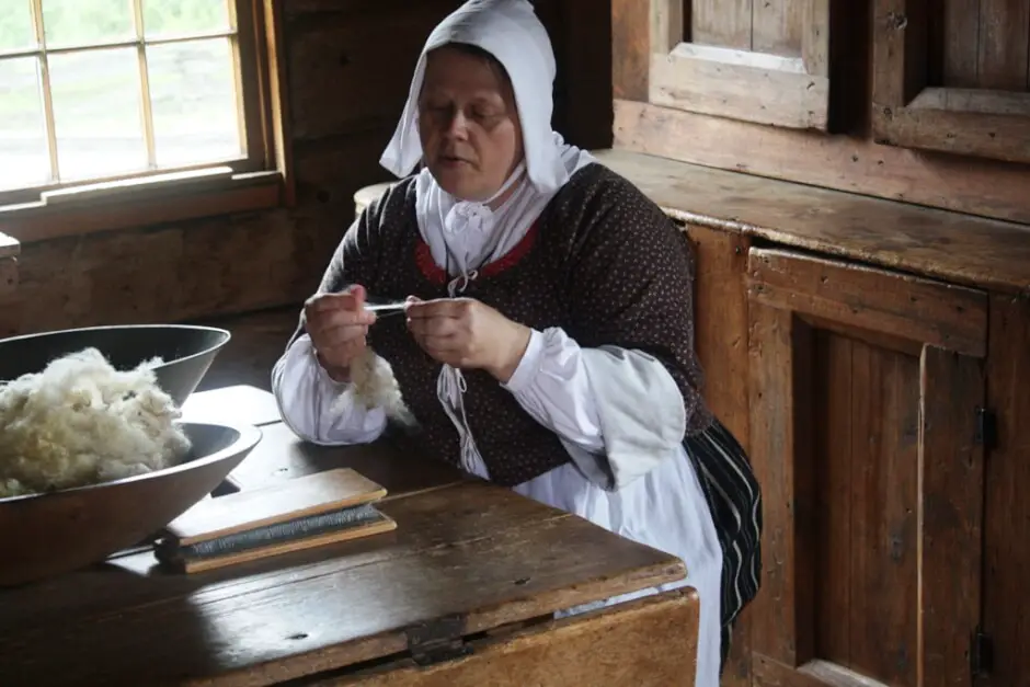 Spinnerin im Village Historique Acadien in Caraquet