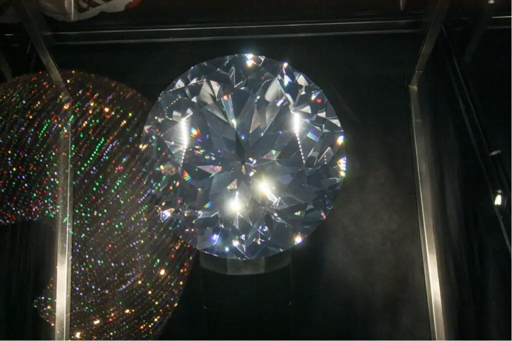 Der Centenar mit 300.000 Karat Swarovski Kristallwelten Bilder