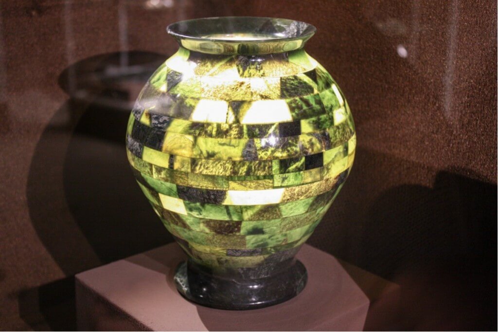 Green vase from Edelserpentin by Otto Potsch - arts and crafts in Burgenland