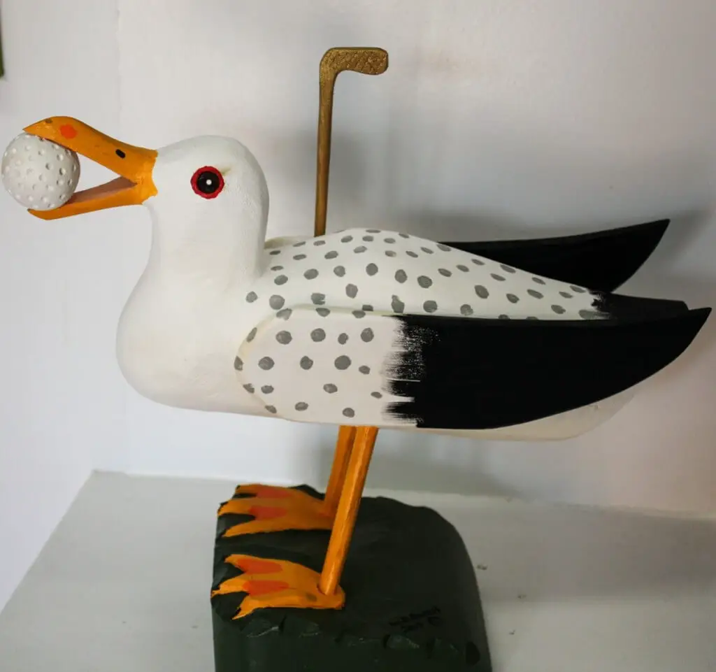 Möwe mit Golfball von William Roach