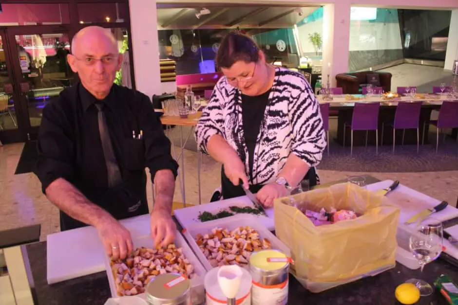 Petar und ich beim Vorbereiten der Brezenknödel