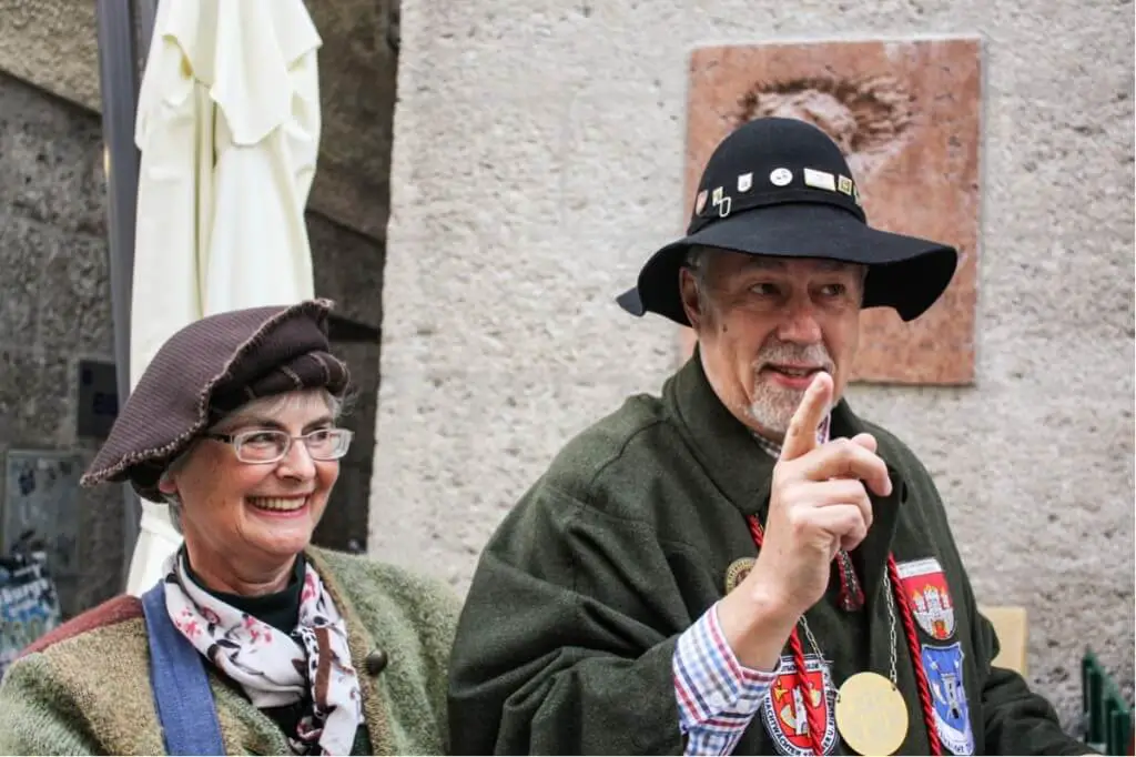 Nachtwächter Hans mit seiner Frau auf der Nachtwächterwanderung Salzburg