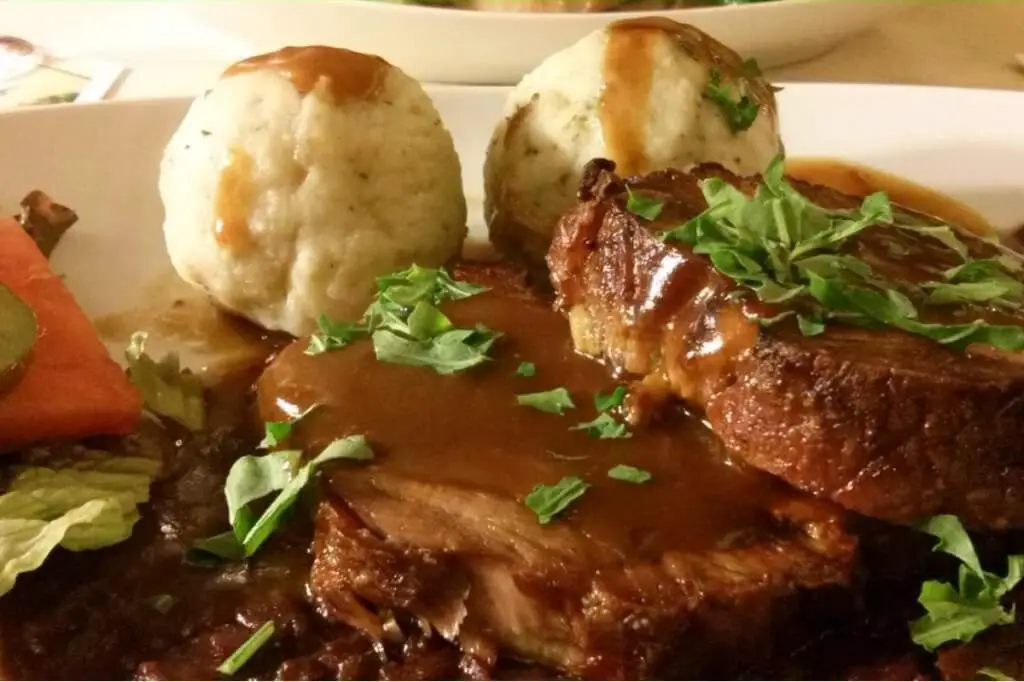 Schweinebraten mit Semmelknödel und Apfelrotkraut - gut essen in Kassel