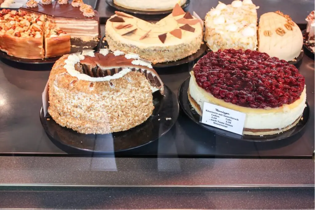 Tortenauswahl im Café Nenninger in Kassel