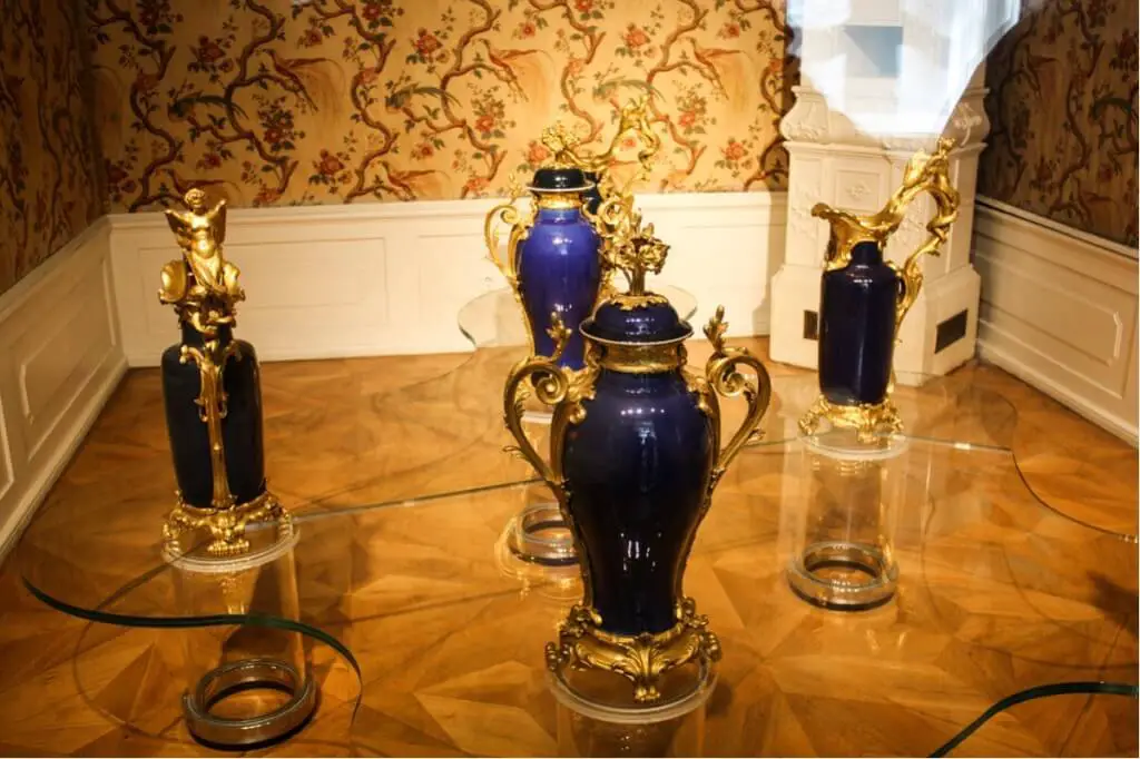 Noble vases