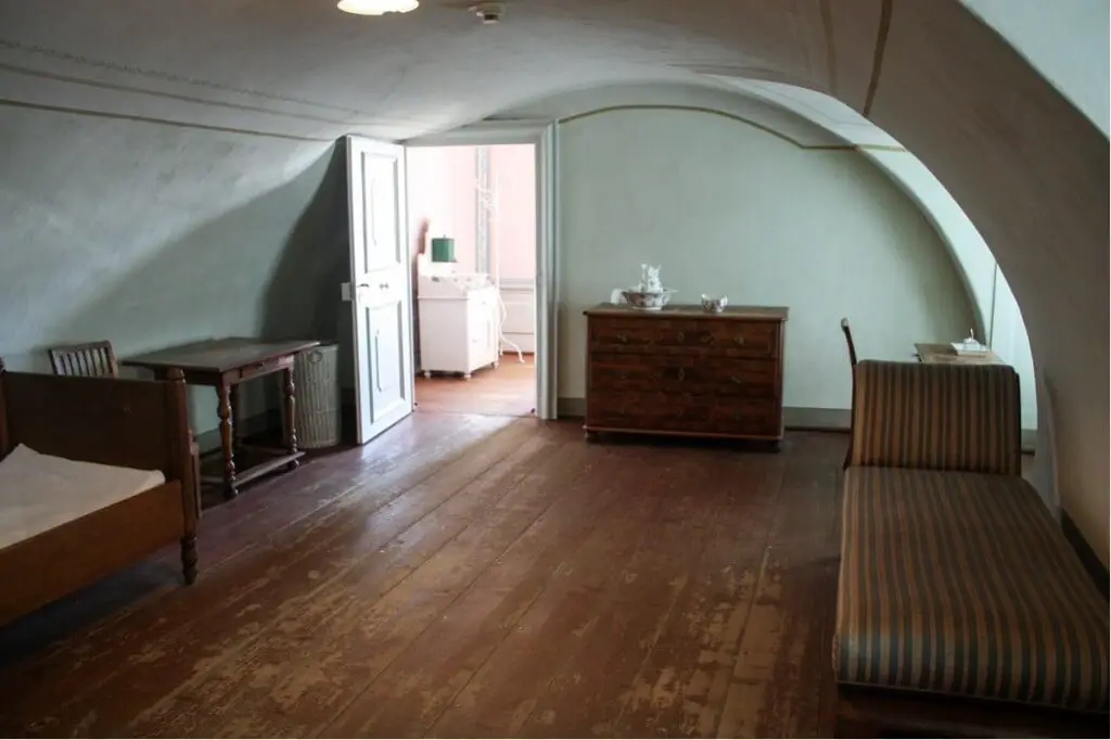 Das Zimmer der Hausmädchen war einfacher