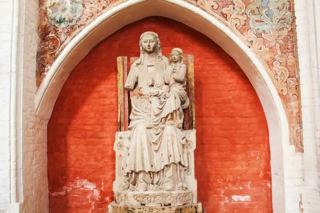 Die Stralsunder Anna Selbtritt Statue