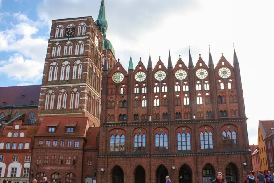 Prachtvoll und eine Reise wert: Die Backsteinfassade des Rathauses in Stralsund