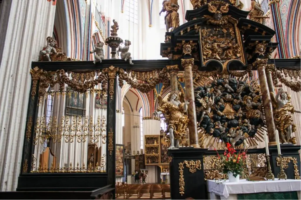 Blick am Schlüteraltar vorbei in den Hohen Chor