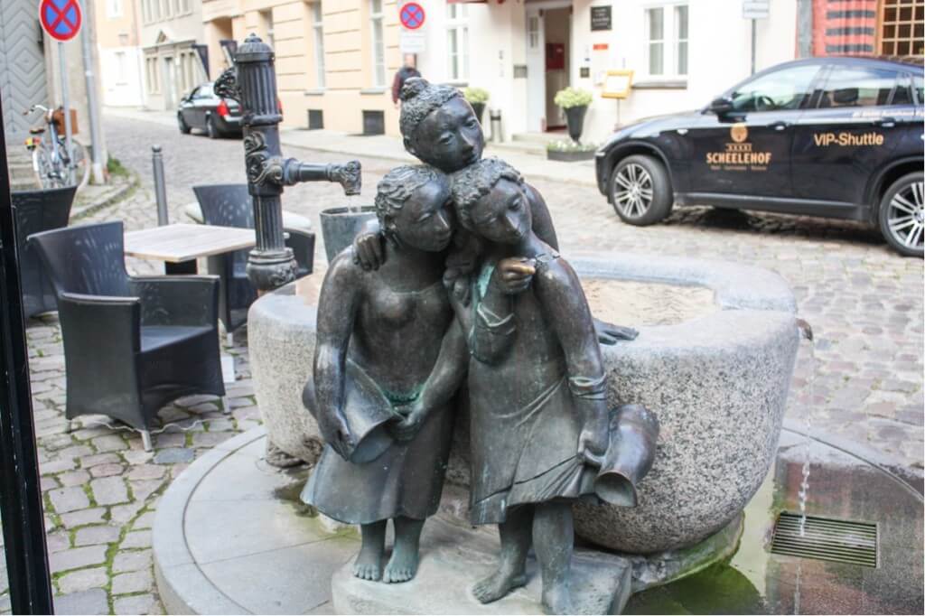 The fountain in front of the Hotel Scheelehof