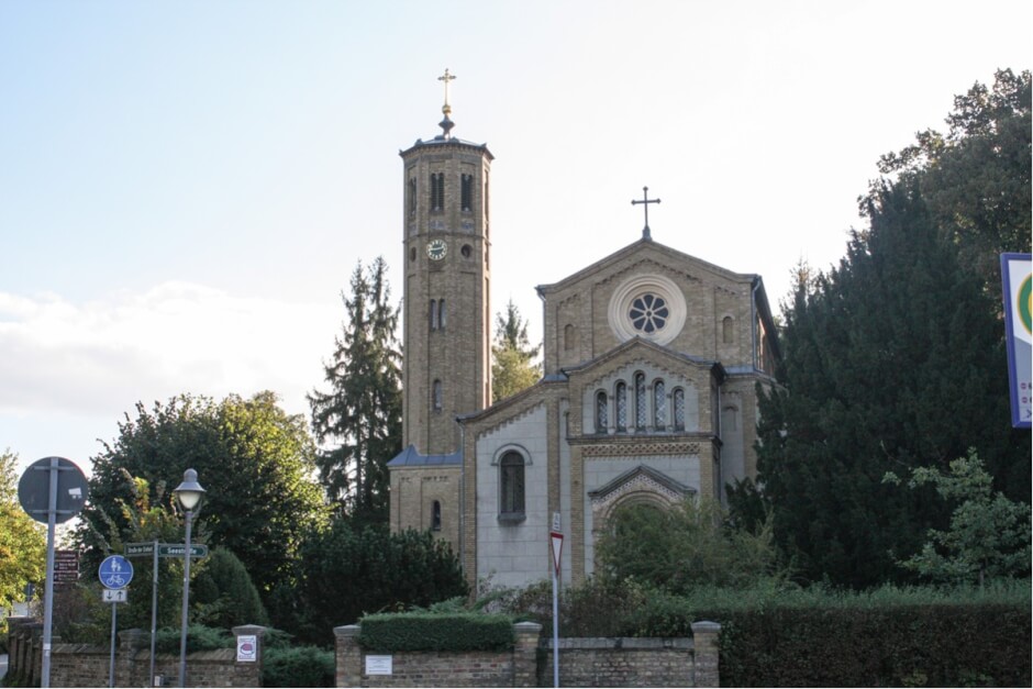 Die Dorfkirche von Caputh mit ihren separat stehenden Kirchturm