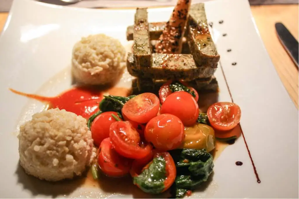 Fried tofu with millet and vegetables at the Upstalsboom Hotel meerSinn