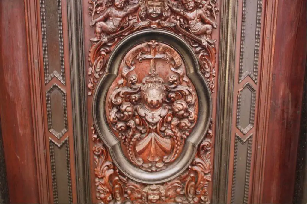 Detail on the stalls