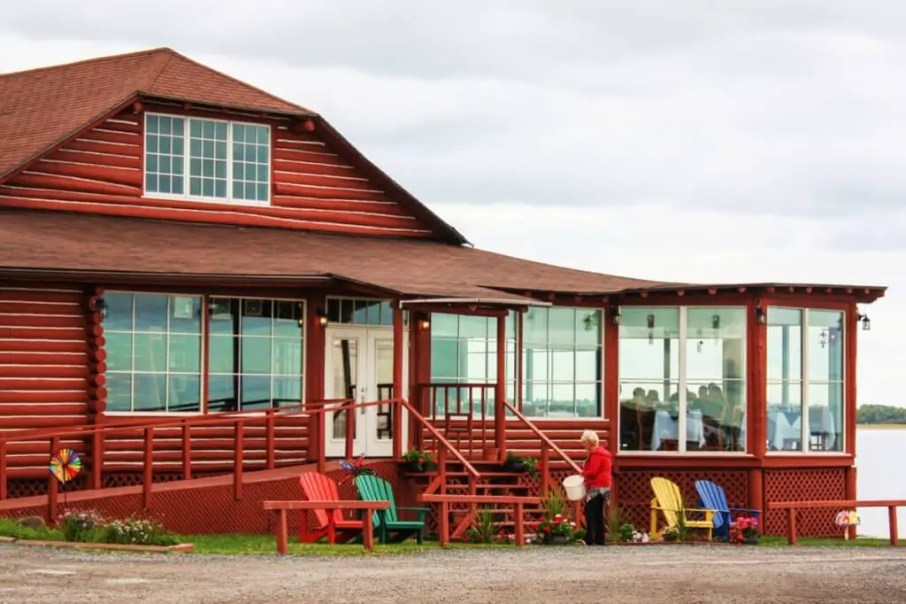 Haupthaus und Restaurant in der Pictou Lodge