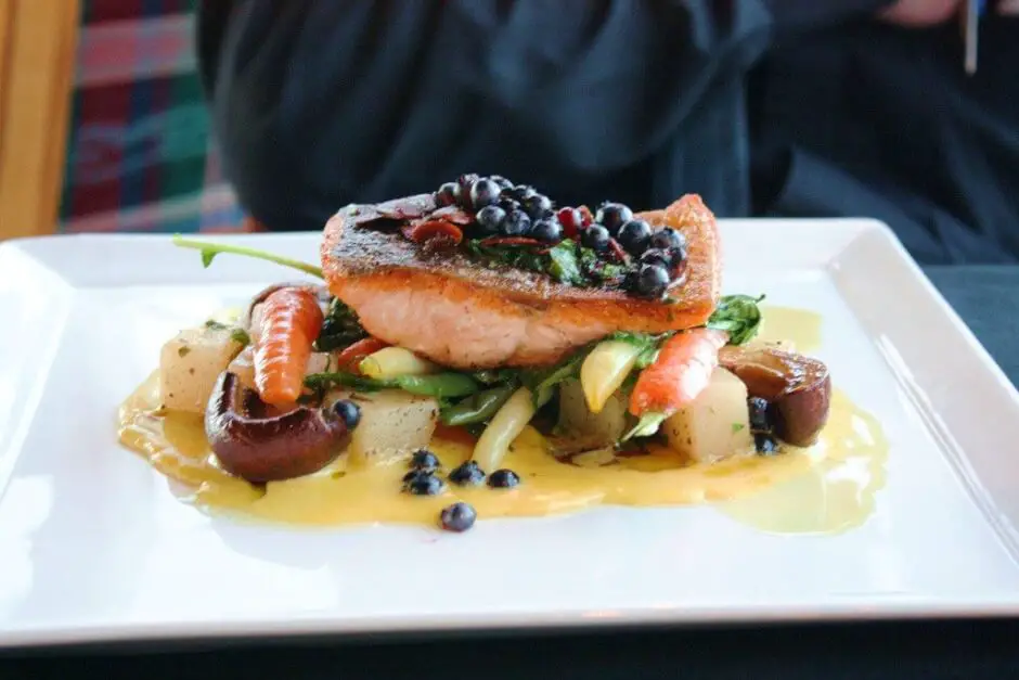 Lachsfilet mit Heidelbeeren