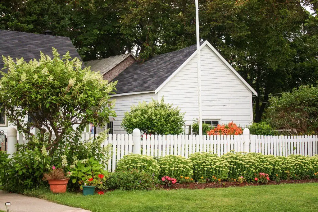 Nice, is not it? This lovingly tended garden in Victoria-by-the-Sea at Prince Edward Island