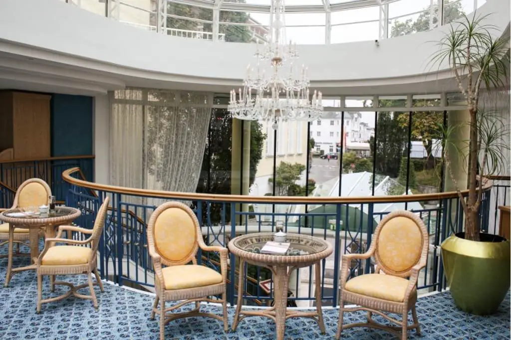 Lichtdurchflutet: das Café Glashaus im Kurhaus Binz