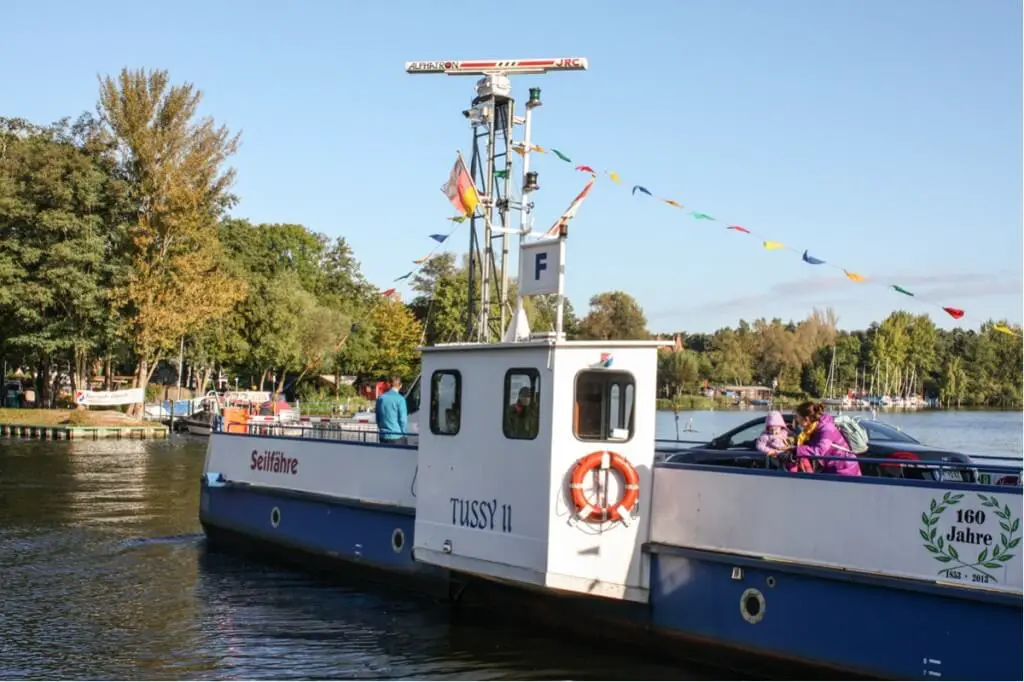 Die Seilfähre verbindet die beiden Ufer der Havel