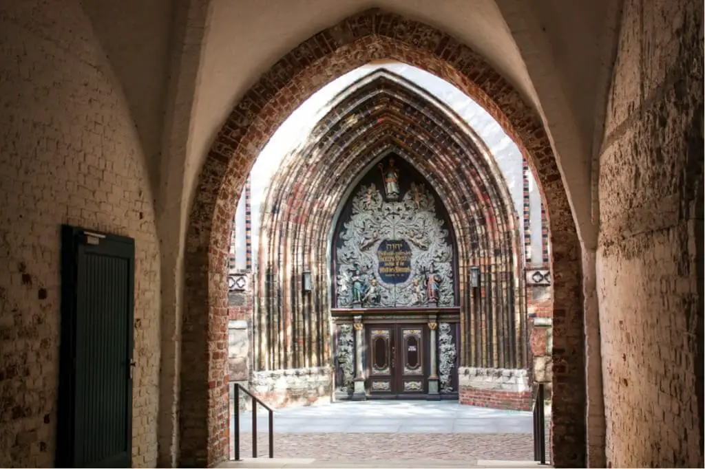 The side entrance to the St. Nikolai church