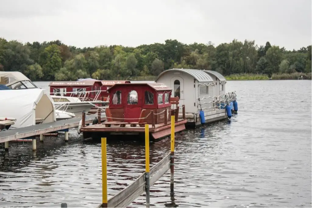 Urige Hausboote auf dem Templiner See