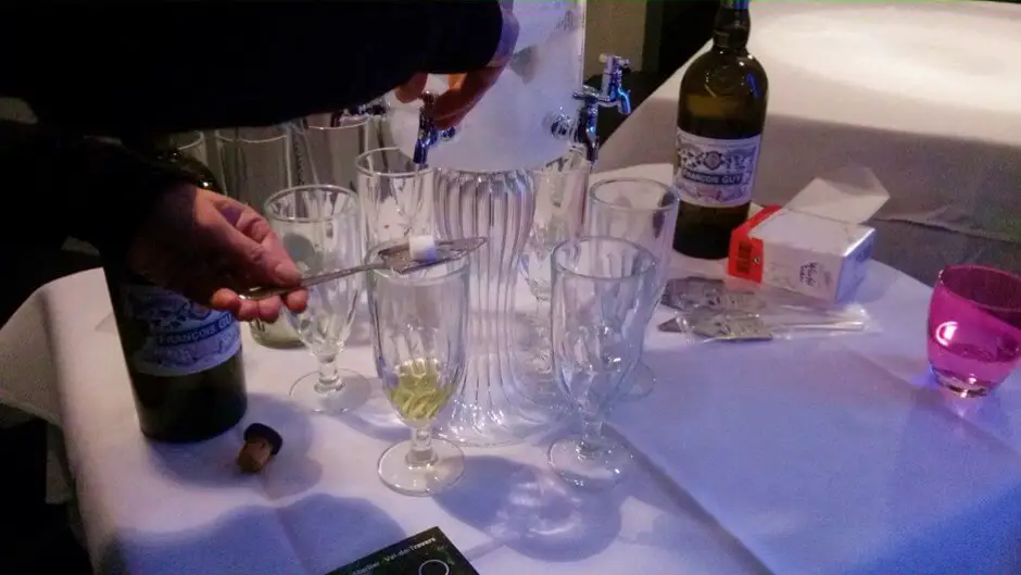 Wie bereitet man einen Absinth Drink ? Eiswasser tröpfelt auf den Zuckerwürfel
