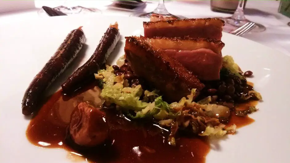 Smoked duck on lentils, candied garlic, savoy cabbage and glazed carrots