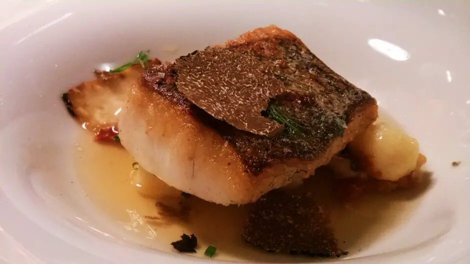 Köstlich! Zander in Kartoffel-Consommé mit Gnocchi, Schnittlauch und Speck