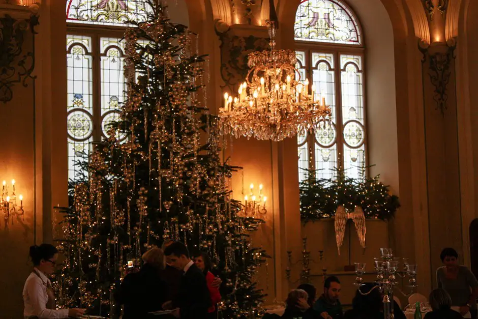 Der Weihnachtsbaum im Barocksaal des Klosters St. Peter in Salzburg