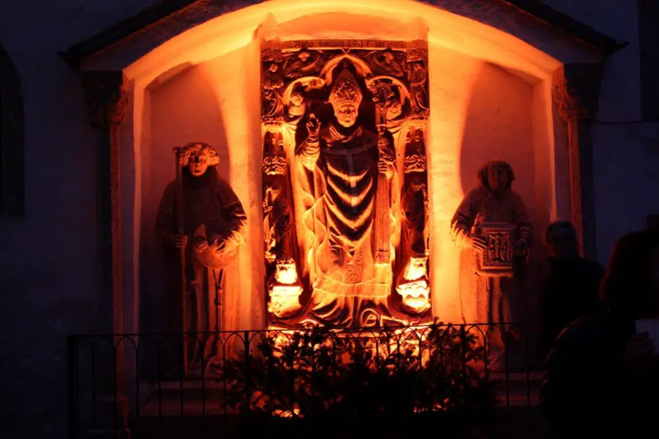 Group of figures on the side wall of the castle church Christmas on the fortress Hohensalzburg