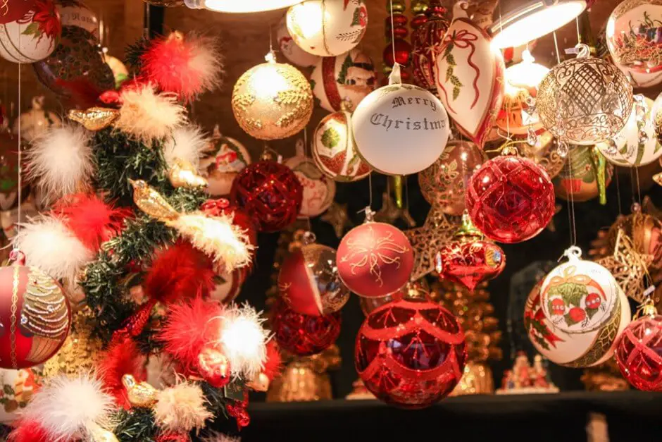 Glittering - Christmas balls - Christmas markets in Austria