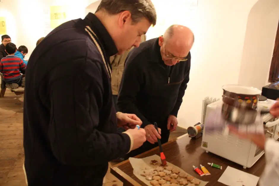 Petar und Andreas beim Plätzchen Backen